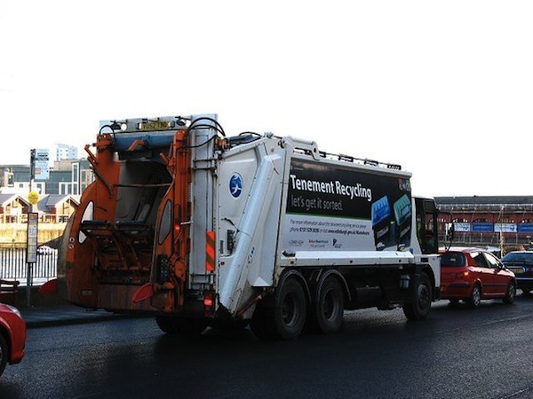 639px-Bin_lorry_-_geograph.org.uk_-_339871