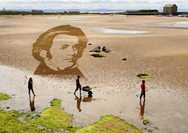 FREE PIC- Schubert Sand Drawing at East Neuk Fest 03