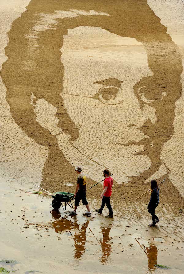 FREE PIC- Schubert Sand Drawing at East Neuk Fest 04