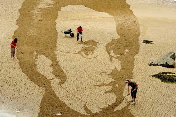 FREE PIC- Schubert Sand Drawing at East Neuk Fest 05