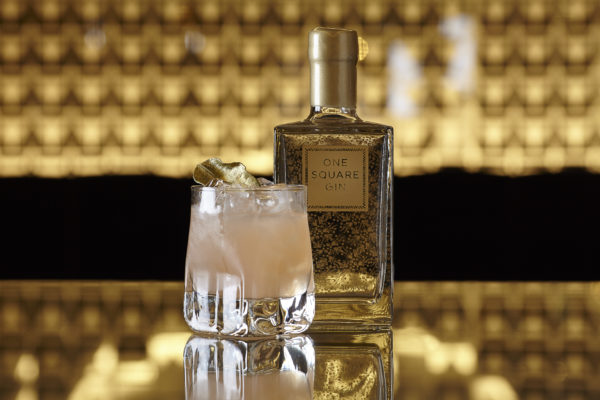 ONE SQ GIN2183Bottle & Gold Leaf Cocktail