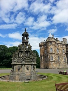 the-palace-of-holyroodhouse-L-YNcILQ