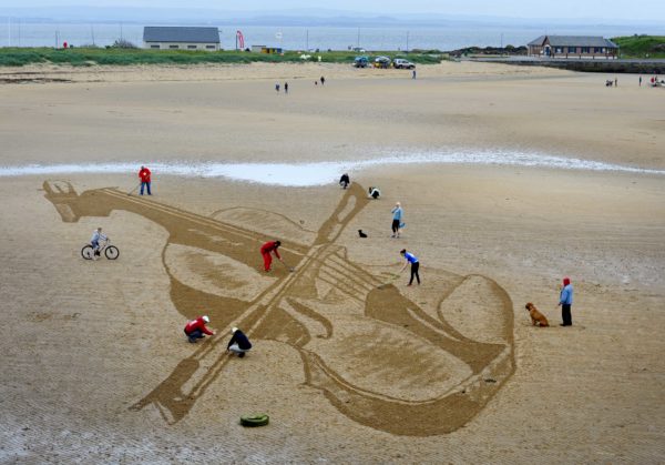 FREE PIC:  Giant Violin Beach Sand Drawing East Neuk Fest 01