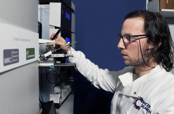 Mass Spectrometer unveiling at University of Edinburgh CRUK research centre Over the past three years, ScottishPower, as part of its charity partnership with Cancer Research UK, has donated £513,000 to the University of Edinburgh to support and assist in ongoing cancer research at the University’s Cancer Research UK centre. This year, £164,000 of this money was used to purchase a new mass spectrometer for the centre. A mass spectrometer is a highly efficient device which enables researchers to assess individual human cells, supporting the research of cancer treatments hugely. The new machine is an upgraded version for the centre and will allow for more researchers to use the equipment / be specific in their work of ‘proteomics’ – the study of proteins, which is essential in life-saving cancer research. Additional funding (£200,000) was also provided by the Medical Research Council to cover the full costs of the machine, via a grant that the University applied for. Neil Hanna Photography www.neilhannaphotography.co.uk 07702 246823