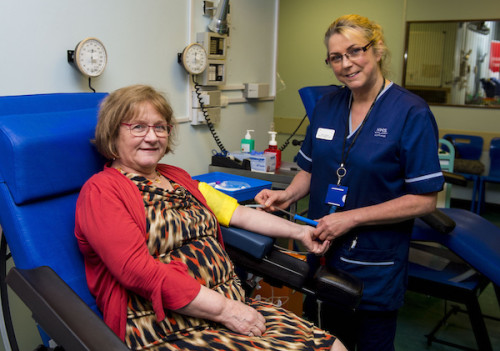 Maureen Watt visits Edinburgh donor centre