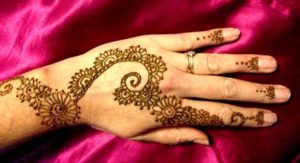 henna hand painting