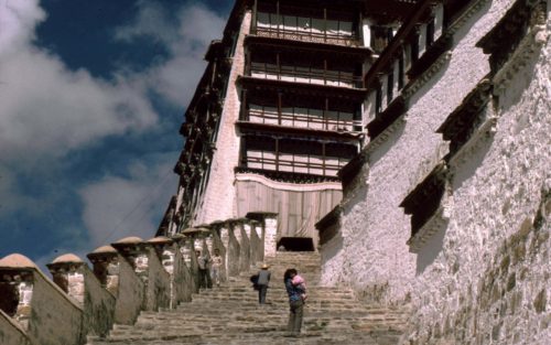 potala_palace_stairway_lhasa_tibet_1987-1080x675-by-uli-zimmerman