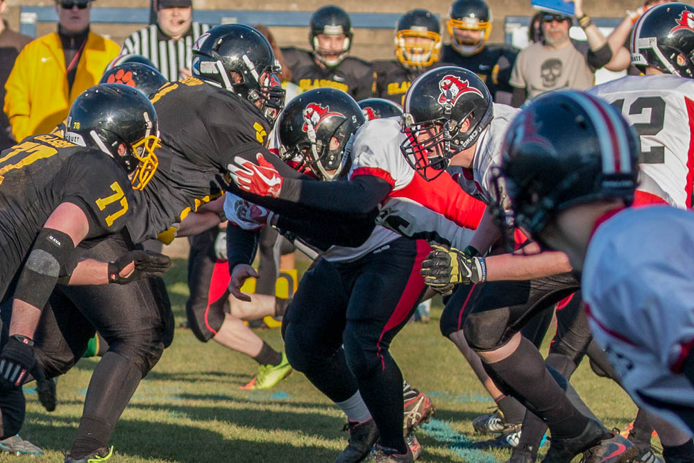 American football player crash together