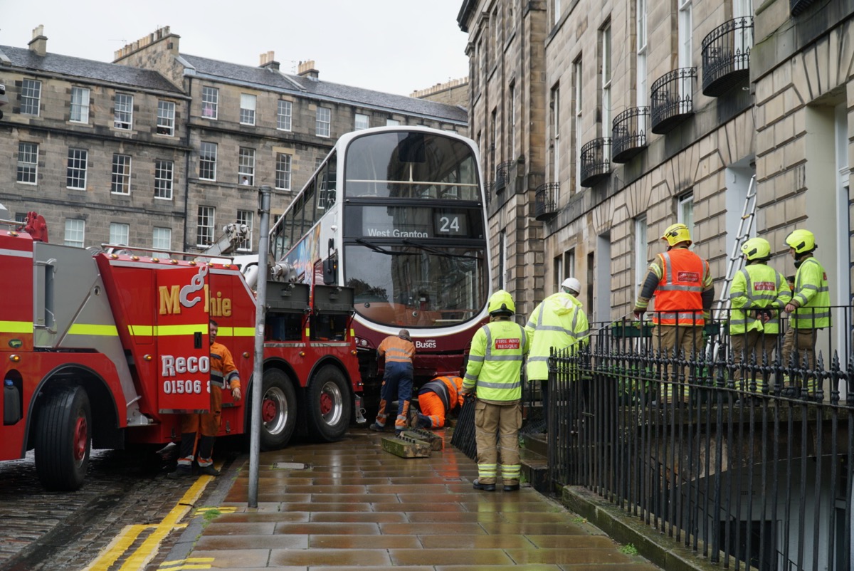 PHOTOS - Road Reopens After Bus Crashes Into House On SE Circus Place ...