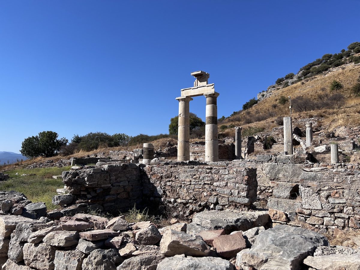 Arkasında mavi gökyüzü olan Türkiye'deki antik kalıntılar