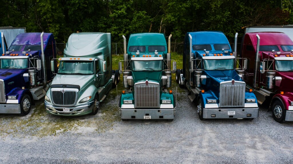 Photo by Kelly    : https://www.pexels.com/photo/industrial-retro-style-trucks-parked-in-row-4320468/